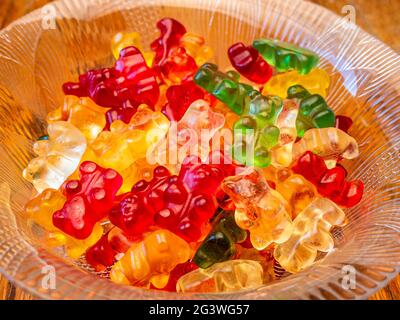 Bol en verre avec des ours en verre colorés, sur fond de bois - mise au point sélective Banque D'Images