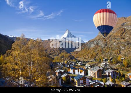 Vue aérienne d'un ballon d'air chaud survolant la vallée de Zermatt avec vue panoramique sur le sommet de Matterhorn en arrière-plan, en Suisse Banque D'Images