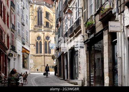 FRANCE. PYRÉNÉES-ATLANTIQUES (64) PAYS BASQUE. VILLE DE BAYONNE. LA RUE PORT-NEUF AVEC VUE SUR LA CATHÉDRALE SAINTE-MARIE Banque D'Images