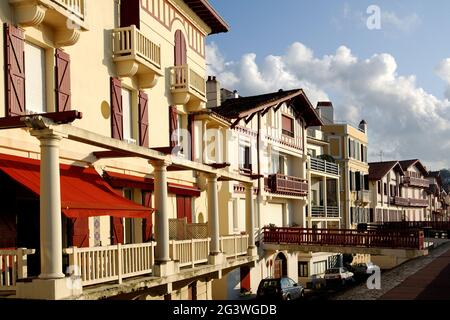 FRANCE. PYRÉNÉES-ATLANTIQUES (64) COUTRY BASQUE. SAINT-JEAN-DE-LUZ. VILLAS EN BORD DE MER Banque D'Images