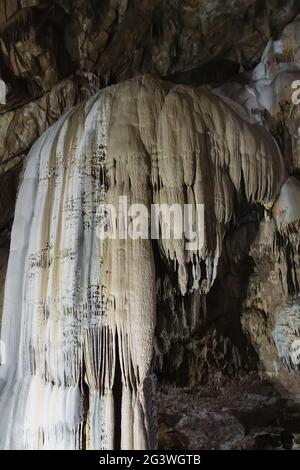 Nouvelle grotte d'Athos avec stalactites et stalagmites en Abkhazie. Banque D'Images