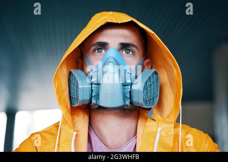Gros plan d'un jeune homme dans un masque respiratoire posé dans la rue Banque D'Images