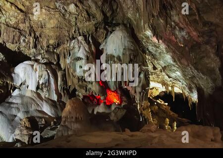 Nouvelle grotte d'Athos avec stalactites et stalagmites en Abkhazie. Banque D'Images