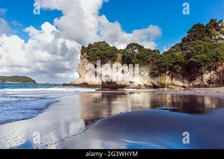 Réflexion miroir des nuages dans le sable Banque D'Images