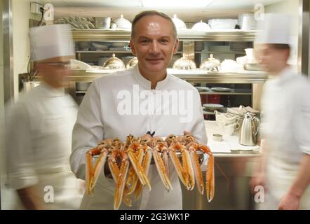 FRANCE. PARIS (08). HOTEL GEORGE V. CHRISTIAN LE SQUER, CHEF DU 'LE V', LE RESTAURANT DEUX ÉTOILES MICHELIN DE L'HÔTEL, DANS LA CUISINE. Banque D'Images