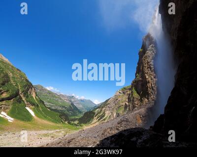 FRANCE. HAUTES-PYRÉNÉES (05) LA GRANDE CASCADE DE GAVARNIE EST UNE CASCADE DU CIRQUE DE GAVARNIE, UN CIRQUE GLACIAIRE SITUÉ DANS LA PARTIE CENTRALE DE Banque D'Images