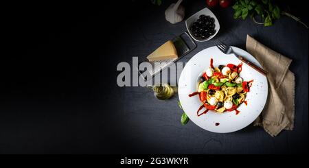 Salade de pâtes tortellini rustique à la mozzarella Banque D'Images