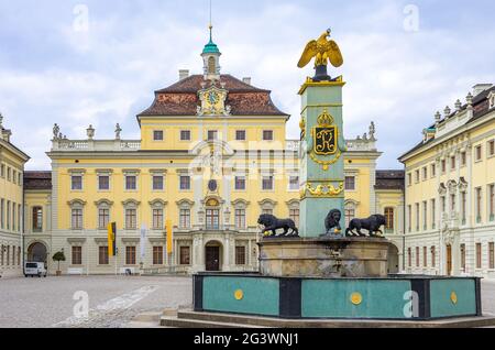 Cour intérieure avec fontaine, Palais résidentiel baroque de Ludwigsburg, Bade-Wurtemberg, Allemagne. Banque D'Images