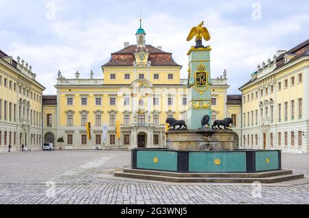 Cour intérieure avec fontaine, Palais résidentiel baroque de Ludwigsburg, Bade-Wurtemberg, Allemagne. Banque D'Images