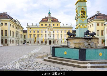 Cour intérieure avec fontaine, Palais résidentiel baroque de Ludwigsburg, Bade-Wurtemberg, Allemagne. Banque D'Images