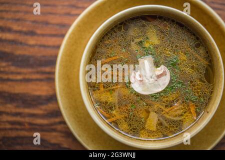 Purée de champignons froide et champignons. Soupe de purée de champignons chaude. Soupe de champignons avec légumes. Bouillon champaignon, traditionnel Banque D'Images