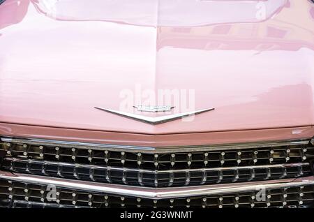 Voiture classique américaine, une Cadillac Berline de ville dans la cour intérieure du Palais résidentiel baroque de Ludwigsburg, Bade-Wurtemberg, Allemagne. Banque D'Images