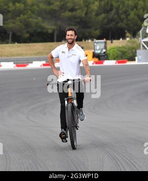 Le Castellet, France. 18 2021 juin : 17.06.2021, circuit Paul Ricard, le Castellet, FORMULE 1 EMIRATES GRAND PRIX DE FRANCE 2021, sur la photo Daniel Ricciardo (AUS # 3), McLaren F1 Team avec son vélo sur la piste. Credit: dpa Picture Alliance/Alay Live News Banque D'Images