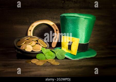 Symboles du jour de saint patrick sur bois rustique Banque D'Images