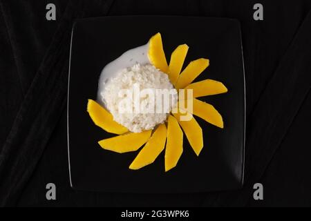 Célèbre dessert thaïlandais, mangue avec riz collant et lait de coco. Banque D'Images