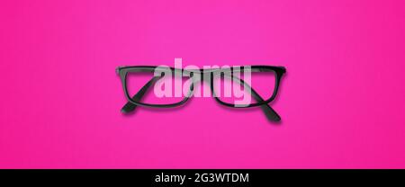 Lunettes noires isolées sur une bannière rose Banque D'Images