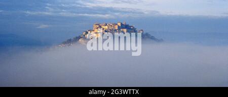 FRANCE. TARN (81) VILLAGE DE CORDES-SUR-CIEL DANS LA BRUME MATINALE Banque D'Images