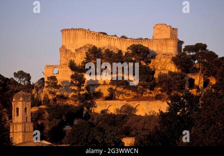 FRANCE. BOUCHES-DU-RHÔNE (13) LA MONTAGNETTE. VILLAGE BOULBON. LE CHÂTEAU FORTIFIÉ Banque D'Images