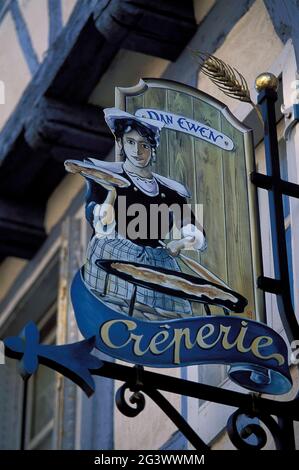 FRANCE. MORBIHAN (56) RÉGION BRETAGNE. DANS LA VILLE DE VANNES, LE SIGNE D'UN RESTAURANT DE CRÊPES DANS LA VIEILLE VILLE Banque D'Images