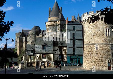 FRANCE. ILLE-ET-VILAINE (35) BRETAGNE. VILLAGE DE VITRE. MAISONS ANCIENNES ET LE CHÂTEAU DERRIÈRE Banque D'Images