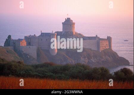 FRANCE. COTES D'ARMOR (22) RÉGION DE BRITTANEY. LA CÔTE D'ÉMERAUDE. PRÈS DU CAP DE FREHEL. LE CHÂTEAU FORTIFIÉ DE LALATTE DU XVIÈME SIÈCLE Banque D'Images