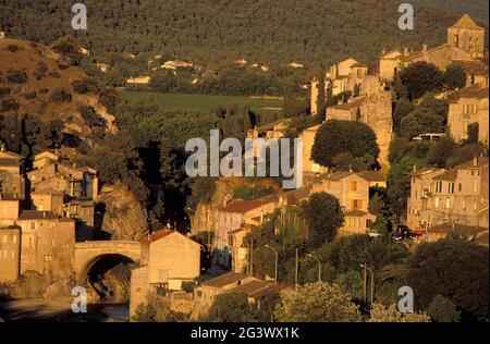 FRANCE. VAUCLUSE (84) VILLAGE DE VAISON-LA-ROMAINE Banque D'Images