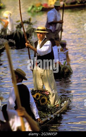 FRANCE. VAUCLUSE (84) ISLE-SUR-LA-SORGUE. LE MARCHÉ FLOTTANT EN AOÛT Banque D'Images