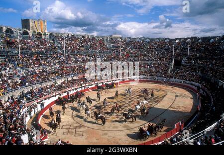 FRANCE. BOUCHES-DU-RHÔNE (13) VILLE D'ARLES. DÉFILÉS DES GARDIENS À L'INTÉRIEUR DES ARÈNES Banque D'Images