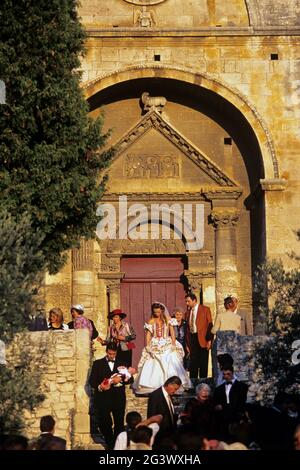 ALPILLES. BOUCHES-DU-RHÔNE (13) TARASCON. MARIAGE CÉLÉBRÉ À LA CHAPELLE DE ST. GABRIEL Banque D'Images