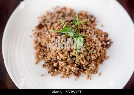 Petit-déjeuner végétarien - porridge de sarrasin bouilli aux herbes et au beurre germés. Concept - alimentation. Banque D'Images