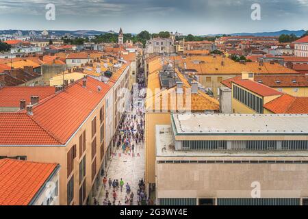 Vue sur les toits de tuiles orange de la vieille ville de Zadar Banque D'Images