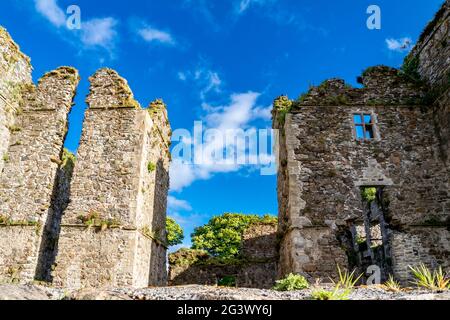 Les ruines du château de Manorhamilton, érigé en 1634 par Sir Frederick Hamilton - Comté de Leitrim, Irlande. Banque D'Images