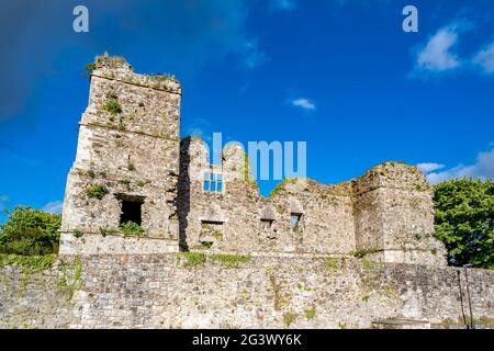 Les ruines du château de Manorhamilton, érigé en 1634 par Sir Frederick Hamilton - Comté de Leitrim, Irlande. Banque D'Images