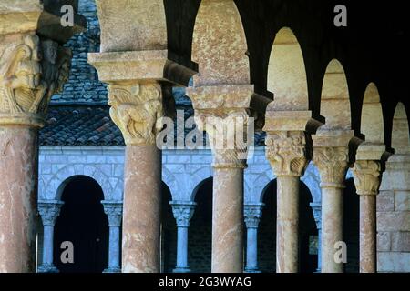 PYRÉNÉES ORIENTALES(66). LE CONFLENT.L'ABBAYE ROMAINE DE SAINT-MICHEL-DE-CUXA. CAPITALES DU CLOÎTRE Banque D'Images