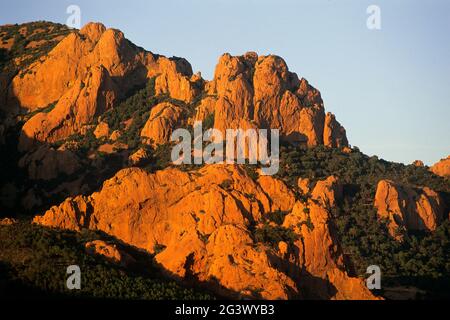 FRANCE. VAR (83) LE MASSIF DE L'ESTEREL. ANTHEOR. LES SOMMETS DU CAP ROUX Banque D'Images