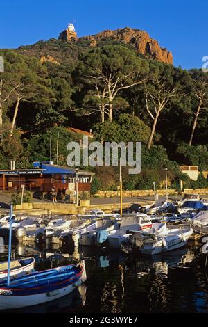 VAR (83) LE MASSIF DE L'ESTEREL. LE PETIT PORT DE DRAMONT Banque D'Images