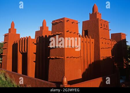 VAR (83) FREJUS. LA MOSQUÉE MISSIRIS. COPIE DE LA MOSQUÉE DE DJENNE Banque D'Images