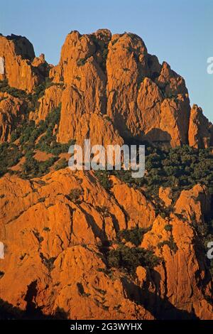 VAR (83) LE MASSIF DE L'ESTEREL. ANTHEOR. LES SOMMETS DU CAP ROUX Banque D'Images