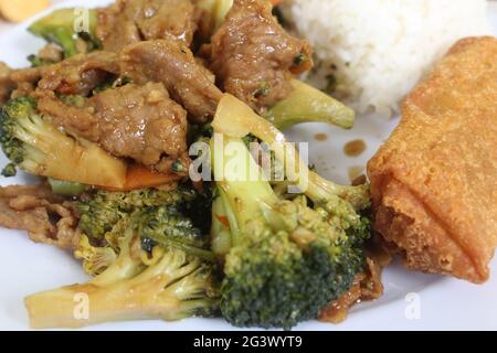 Broccoli au bœuf et roulé aux œufs à l'assiette au restaurant chinois Banque D'Images