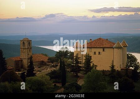 FRANCE VAR (83) PARC NATUREL RÉGIONAL DU VERDON. LE VILLAGE D'AIGUINES DONT LE NOM VIENT D'AIGOS INA, LE PAYS DE LA CHÈVRE. LE CHÂTEAU DU 17ÈME Banque D'Images