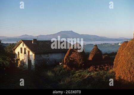 FRANCE. PYRÉNÉES-ATLANTIQUES (64) PAYE BASQUE. RÉGION AQUITAINE. LABORATOIRE UNE FERME. LA MONTAGNE RHUNE EN ARRIÈRE-PLAN Banque D'Images