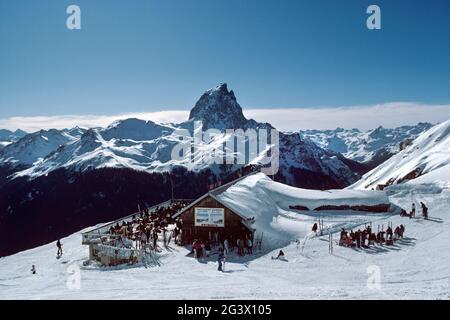 FRANCE PYRÉNÉES-ATLANTIQUES (64) PAYS BASQUE. RÉGION AQUITAINE. BÉARN. ARTOUSTE. STATION DE SKI. EN ARRIÈRE-PLAN LE PIC DU MIDI D'OSSAU. UN RESTAURANT Banque D'Images