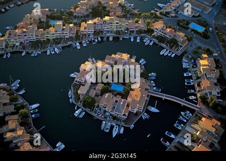 FRANCE PYRÉNÉES ORIENTALES (66). LE ROUSSILLON . VUE AÉRIENNE. STATIONS TOURISTIQUES SUR L'ÉTANG DE LEUCATE Banque D'Images