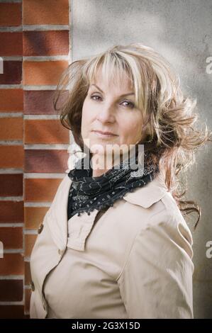 Portrait de la femme au mur Banque D'Images