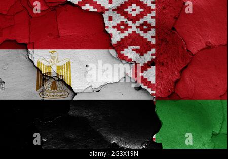 Drapeaux de l'Égypte et de la Biélorussie peints sur un mur fissuré Banque D'Images