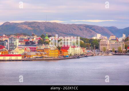 Stavanger, Norvège, vue d'été sur la ville avec des maisons traditionnelles en bois et des toits rouges Banque D'Images