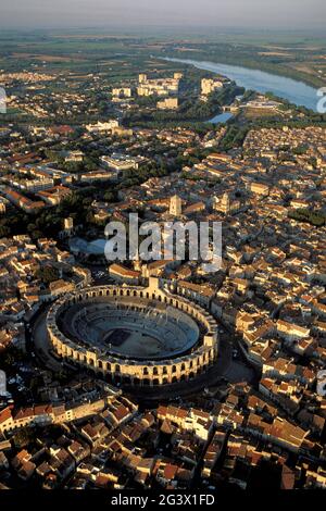 BOUCHES DU RHÔNE, ARLES, VUE AÉRIENNE DE LA VIEILLE VILLE ET DES ARÈNES. L'ARENA EST UN AMPHITHÉÂTRE ROMAIN CONSTRUIT VERS 80 APRÈS J.C., PROVENCE, FRANCE Banque D'Images