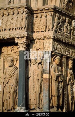 BOUCHES DU RHÔNE, ARLES, EGLISE ST TROPHIME, DÉTAIL DU PORTAIL, CATHÉDRALE DE ST. TROPHIME (TROPHIMUS) EST UNE ÉGLISE ROMANE, CAMARGUE, PROTENC Banque D'Images