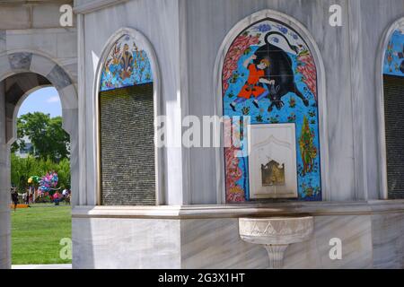 Mur de marbre Picturer des histoires de mythologie turque au parc Dede Korkut Eskisehir-Turquie Banque D'Images