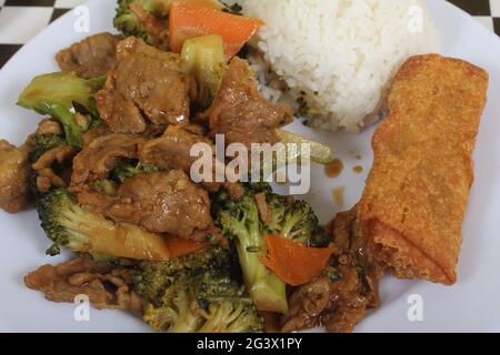 Broccoli au bœuf et roulé aux œufs à l'assiette au restaurant chinois Banque D'Images